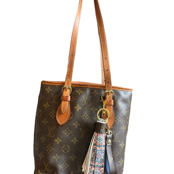 NOT FOR SALE - Louis Vuitton Monogram Bucket
Bag PM with pouch & LV key chain. - Picture 14 of 16